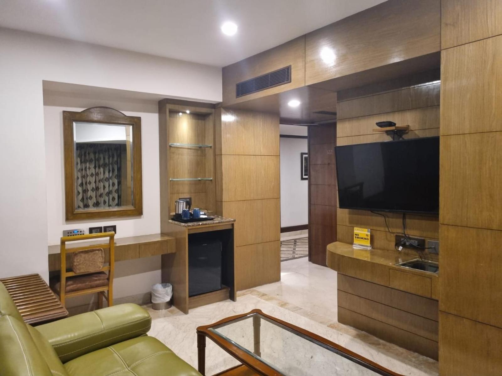 Hotel Benzz Park Chennai Bagian luar foto