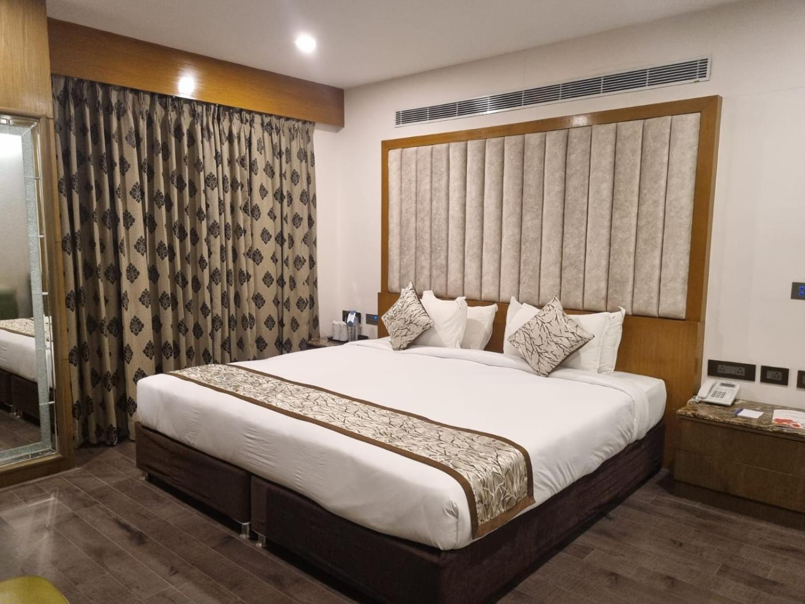 Hotel Benzz Park Chennai Bagian luar foto