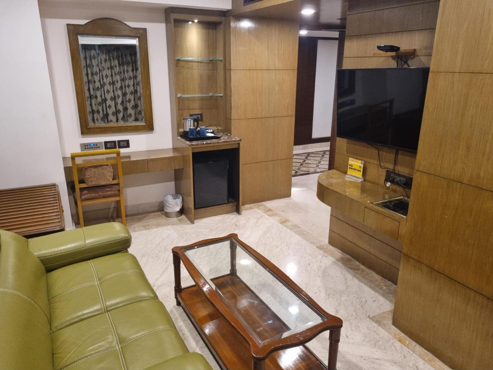 Hotel Benzz Park Chennai Bagian luar foto