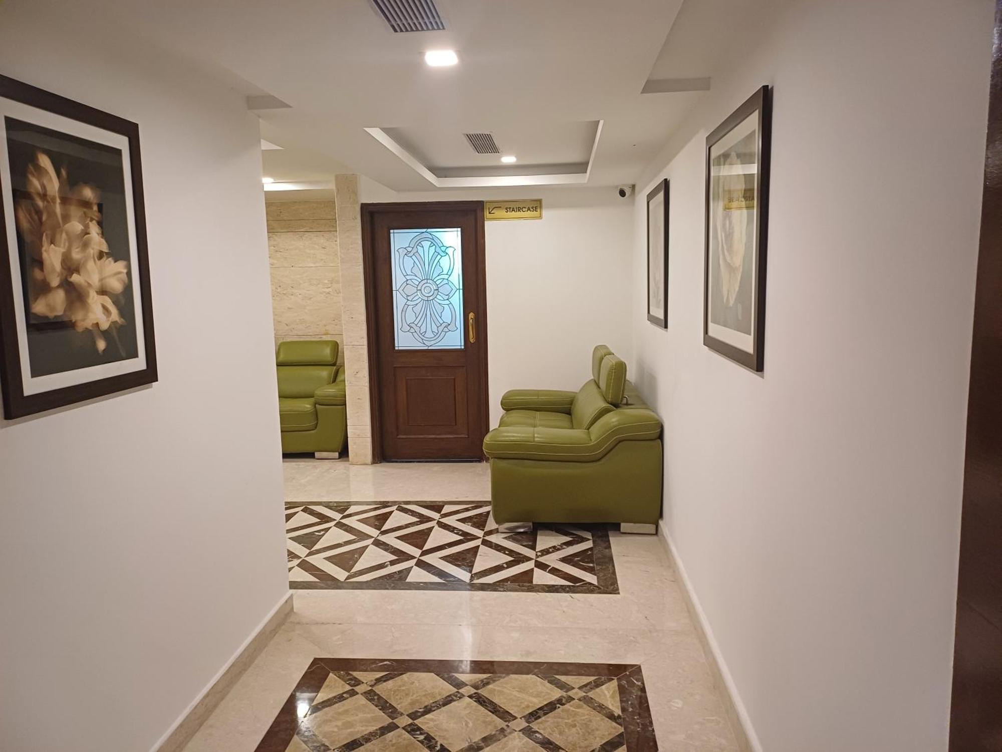 Hotel Benzz Park Chennai Bagian luar foto