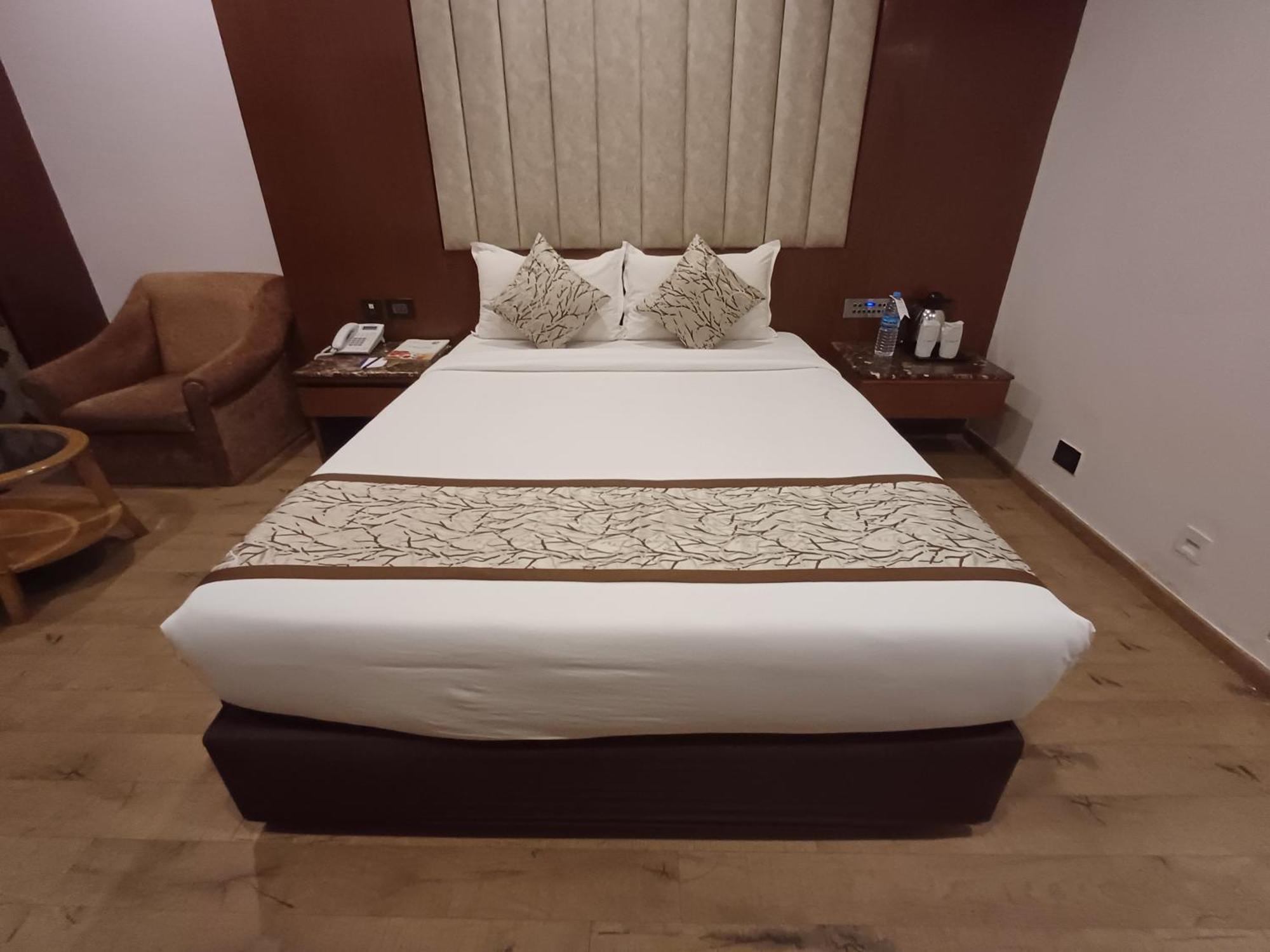Hotel Benzz Park Chennai Bagian luar foto