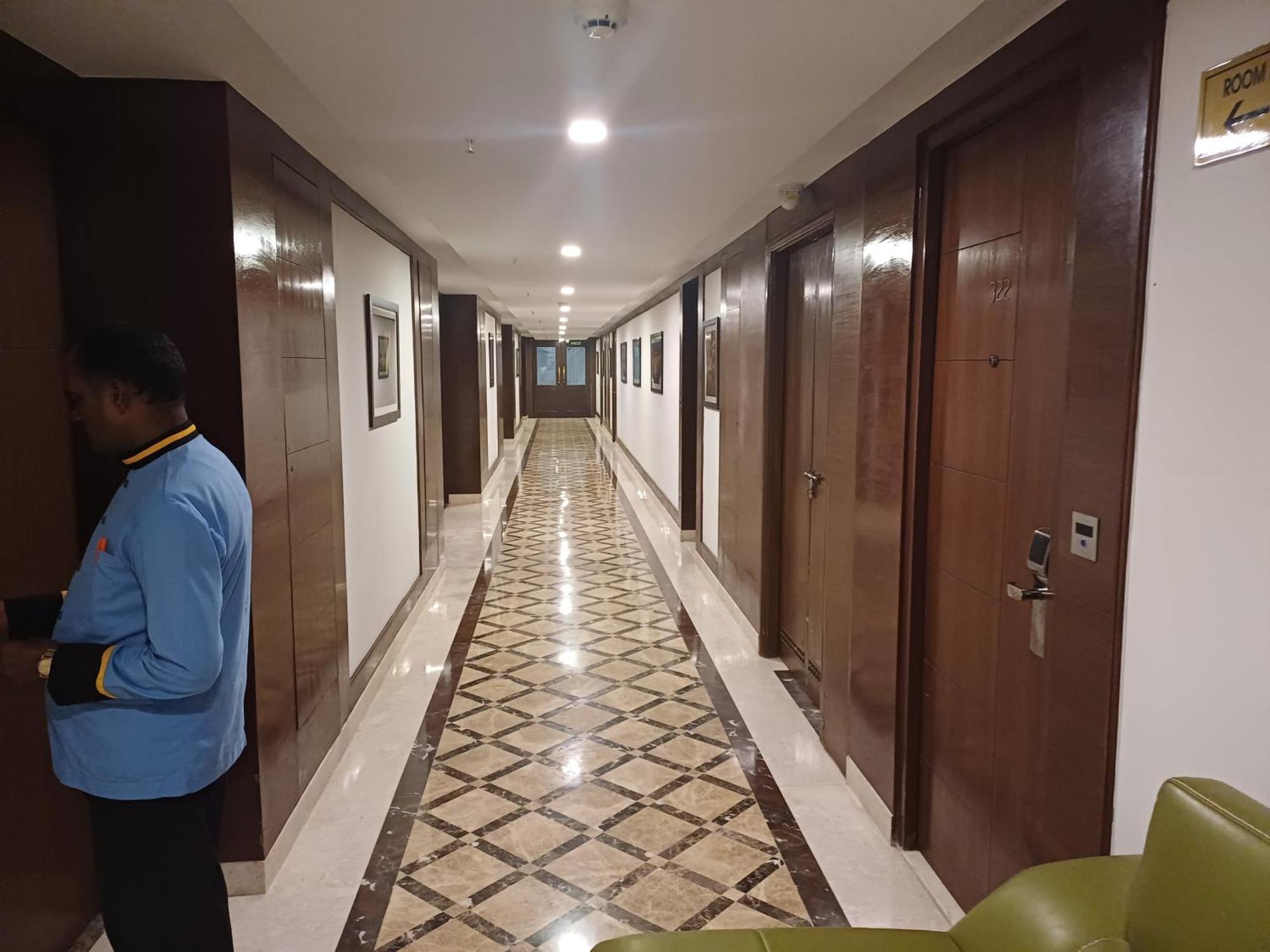 Hotel Benzz Park Chennai Bagian luar foto