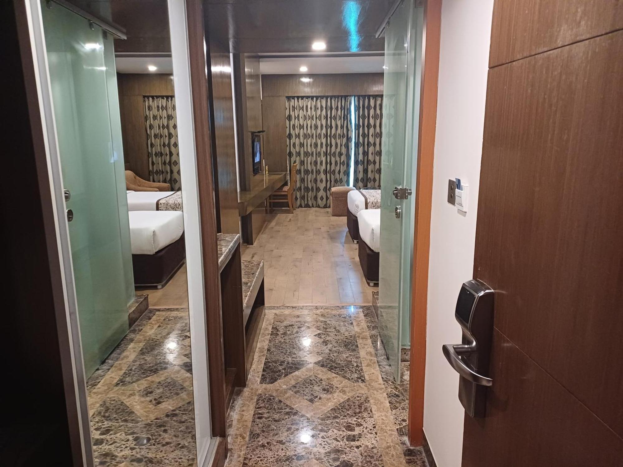 Hotel Benzz Park Chennai Bagian luar foto
