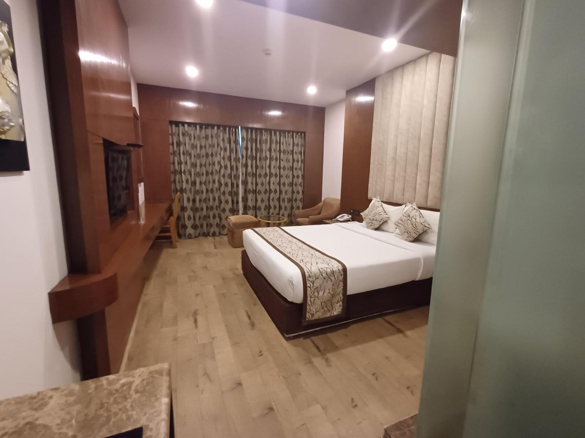 Hotel Benzz Park Chennai Bagian luar foto