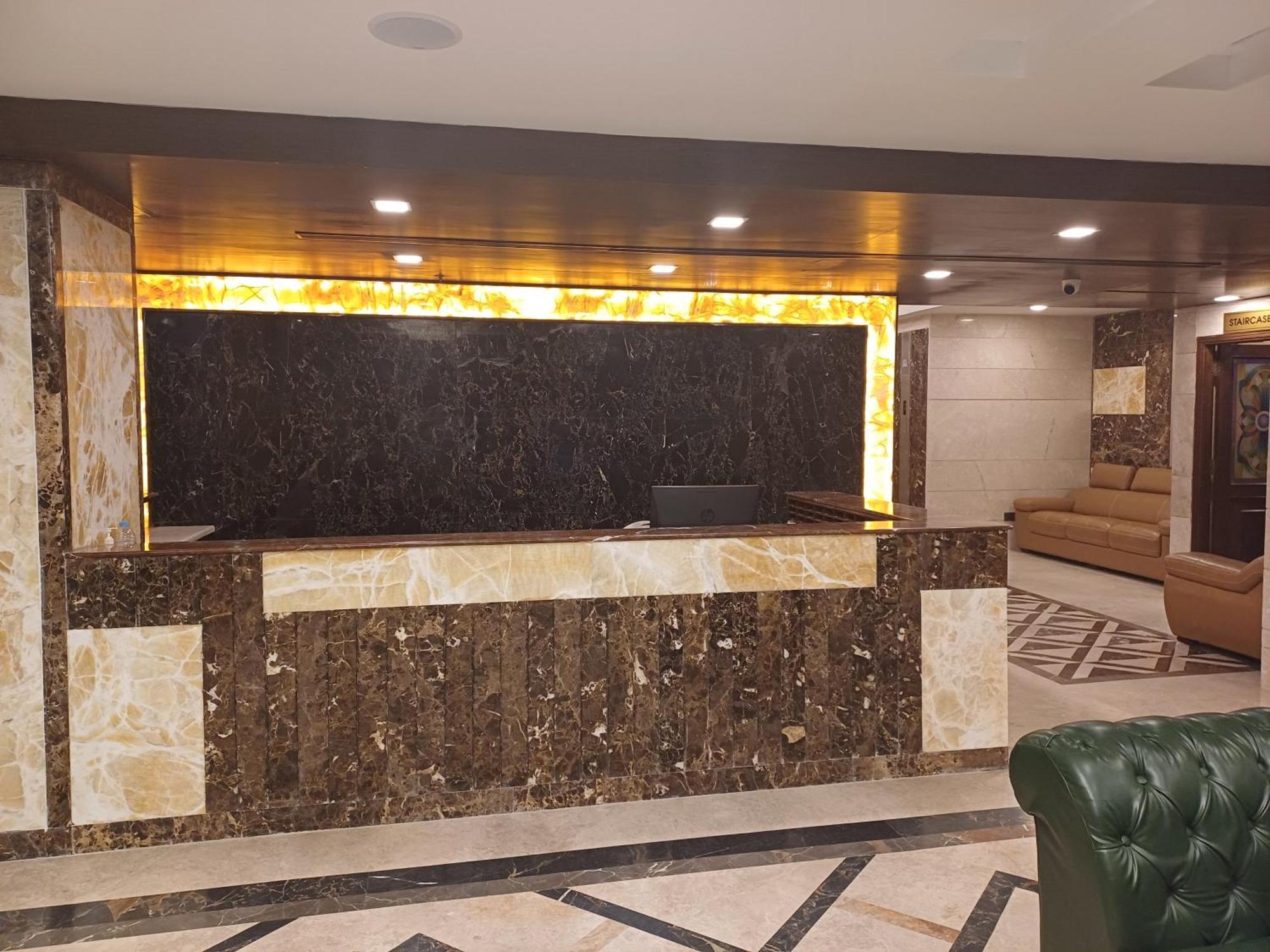 Hotel Benzz Park Chennai Bagian luar foto