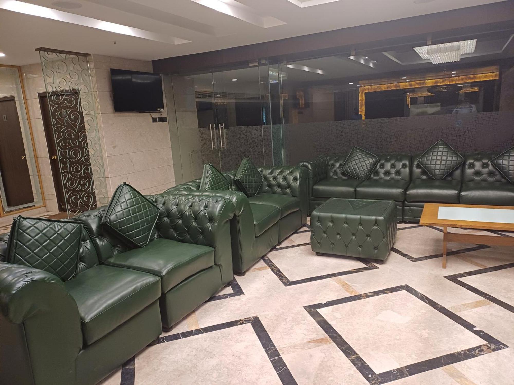 Hotel Benzz Park Chennai Bagian luar foto