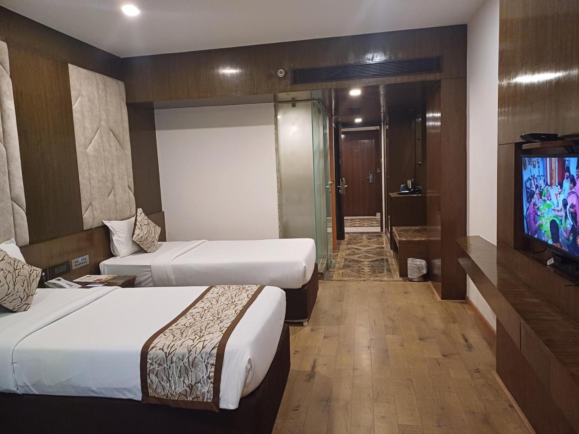 Hotel Benzz Park Chennai Bagian luar foto