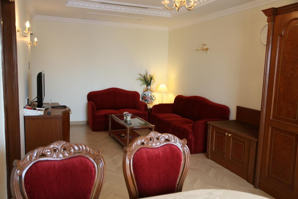 Hotel Benzz Park Chennai Bagian luar foto