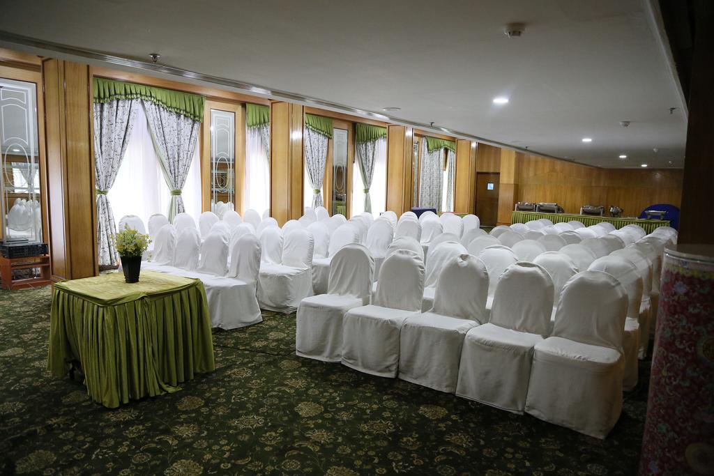 Hotel Benzz Park Chennai Bagian luar foto