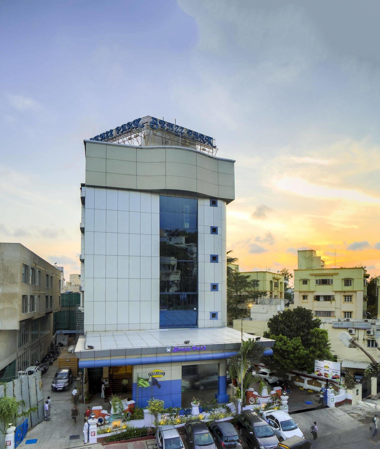 Hotel Benzz Park Chennai Bagian luar foto