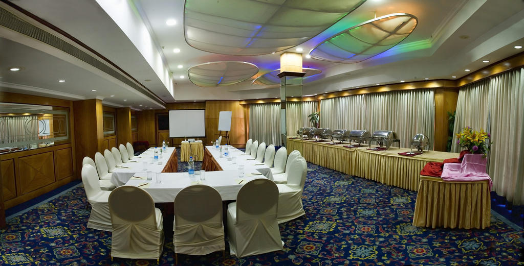 Hotel Benzz Park Chennai Bagian luar foto