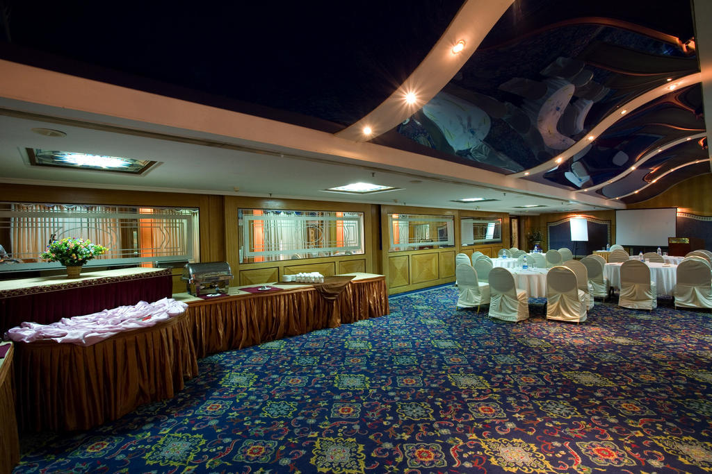 Hotel Benzz Park Chennai Bagian luar foto